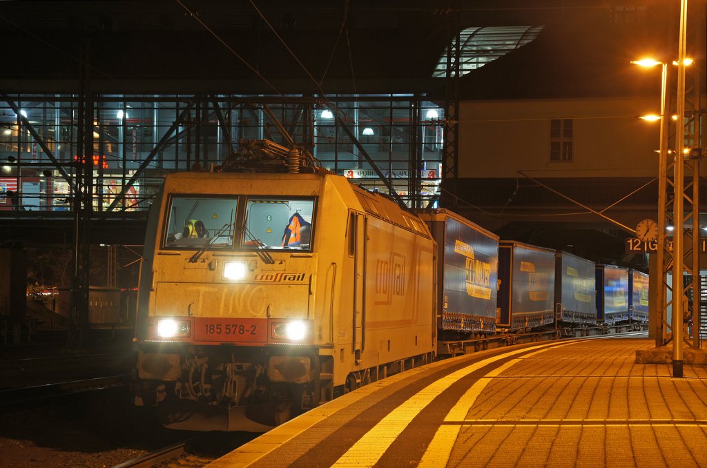 Crossrail 185 578-2 steht mit dem LKW-Walter Blockzug DGS 43705 Duisburg-Ruhrort Hafen - Domodossola/I in Darmstadt Hbf. 24.11.12
