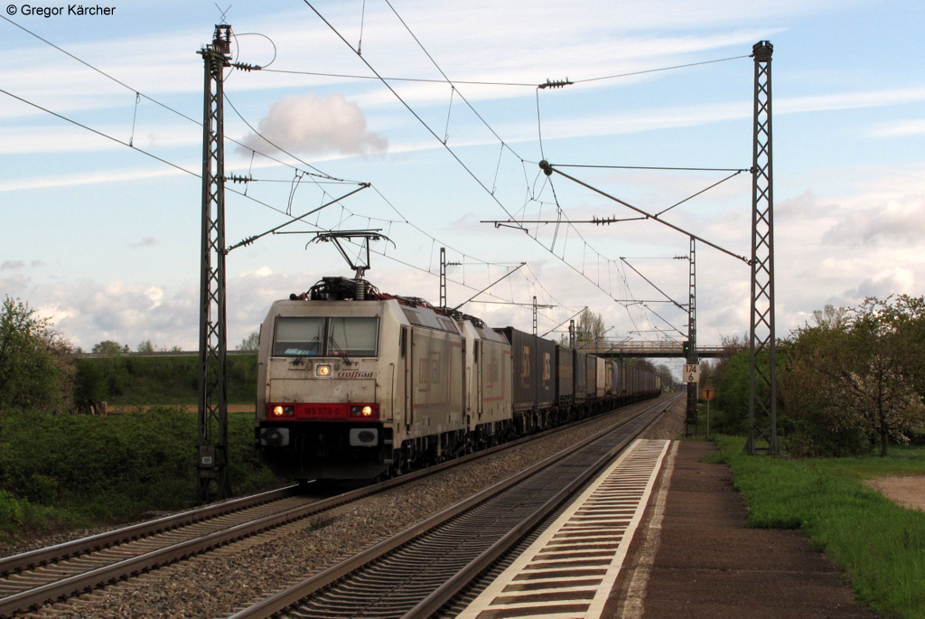 Crossrail 185 579-0 und 186 904-9 mit einem Containerzug bei der Durchfahrt in Ringsheim. Aufgenommen am 21.04.2012.