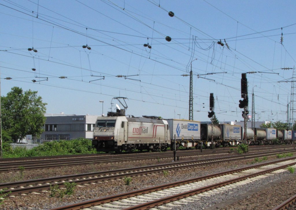 Crossrail 185 579-0  Adriana  (185 579-0 D-BTK) mit dem DGS 40162 von Novara Boschetto (I) nach Genk Haven (B), in Mainz-Mombach; 16.07.2010 