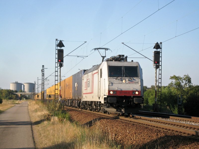 Crossrail 185 580-8 mit Containern am 24. August 2009 bei Wiesental.