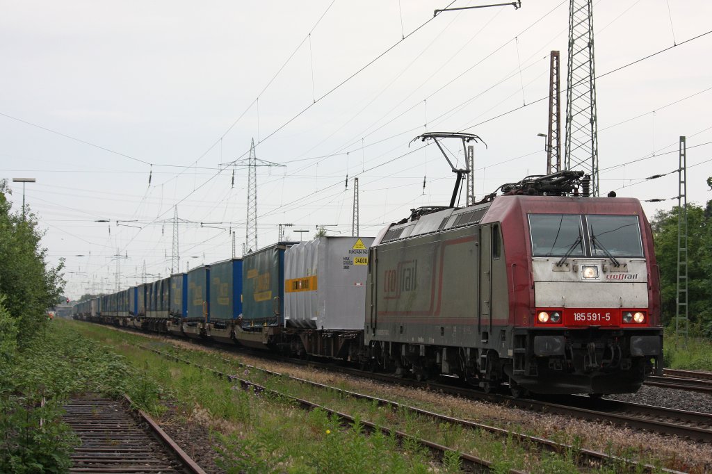 Crossrail 185 591 am 12.6.12 mit einem LKW Walter in Ratingen-Lintorf.