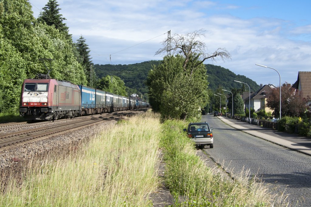 CrossRail 185 592 mit TTS-zug 40237 und 330 Minuten versptung passiert bei Oberwinter am weg richtung Piacenza
22 Juni 2013