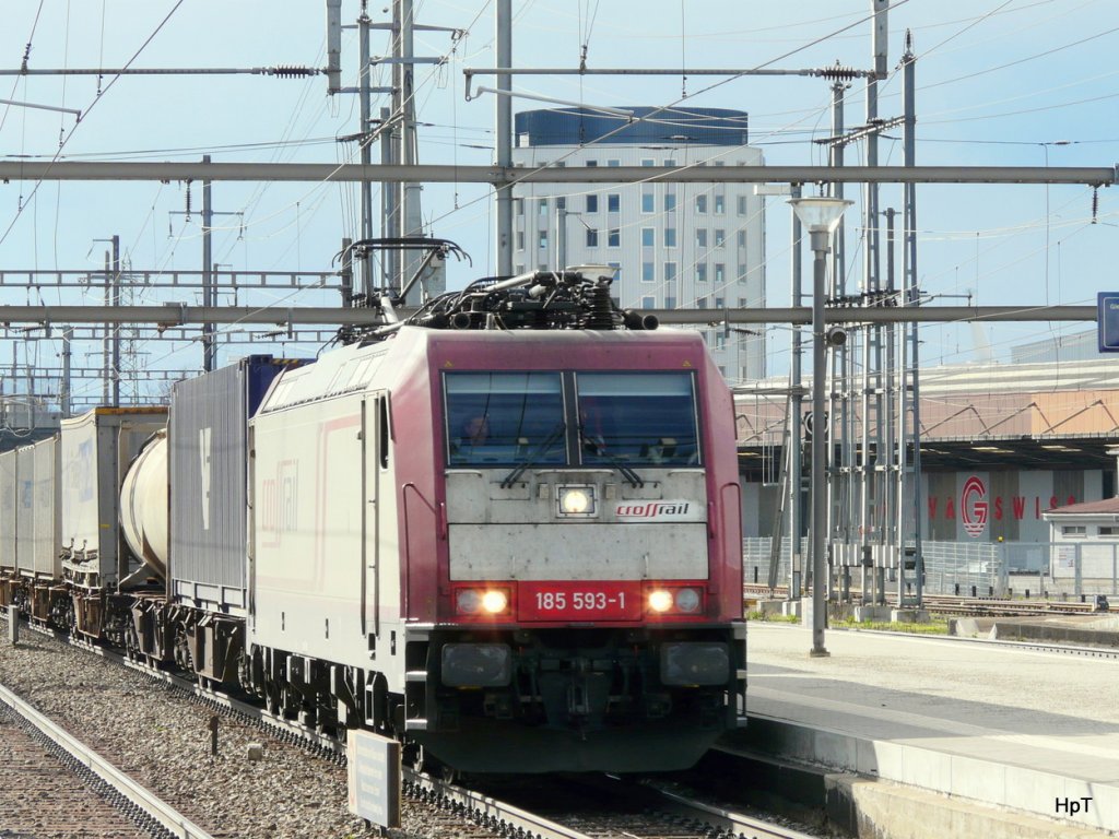 Crossrail - 185 593-1 vor Gterzug bei der Durchfahrt im Bahnhof Prattelen am 04.02.2010