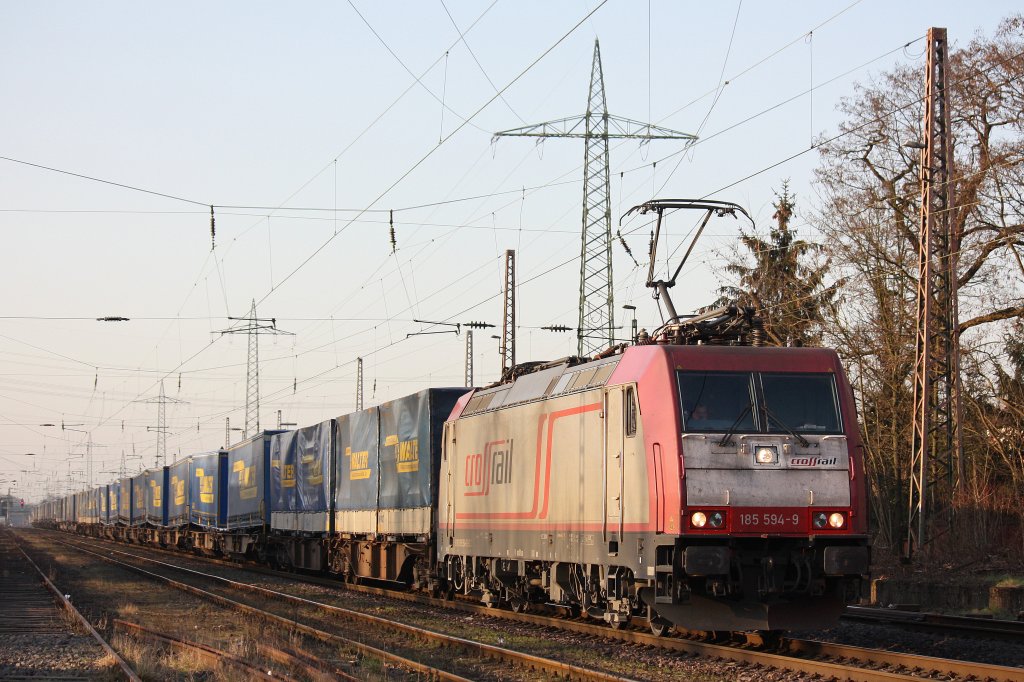 Crossrail 185 594 am 15.3.12 mit einem LKW-Walter von Duisburg-Ruhrort Hafen nach Italien bei der Durchfahrt durch Ratingen-Lintorf.