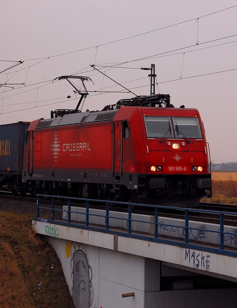CROSSRAIL 185 595-6 mit einem Containerzug an der K33 Brcke bei Allerheiligen