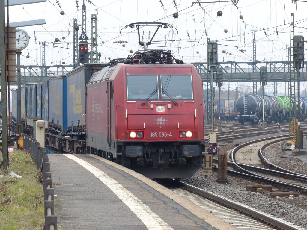 Crossrail 185 596 am 23.02.2013 durch Mainz Bischofsheim.