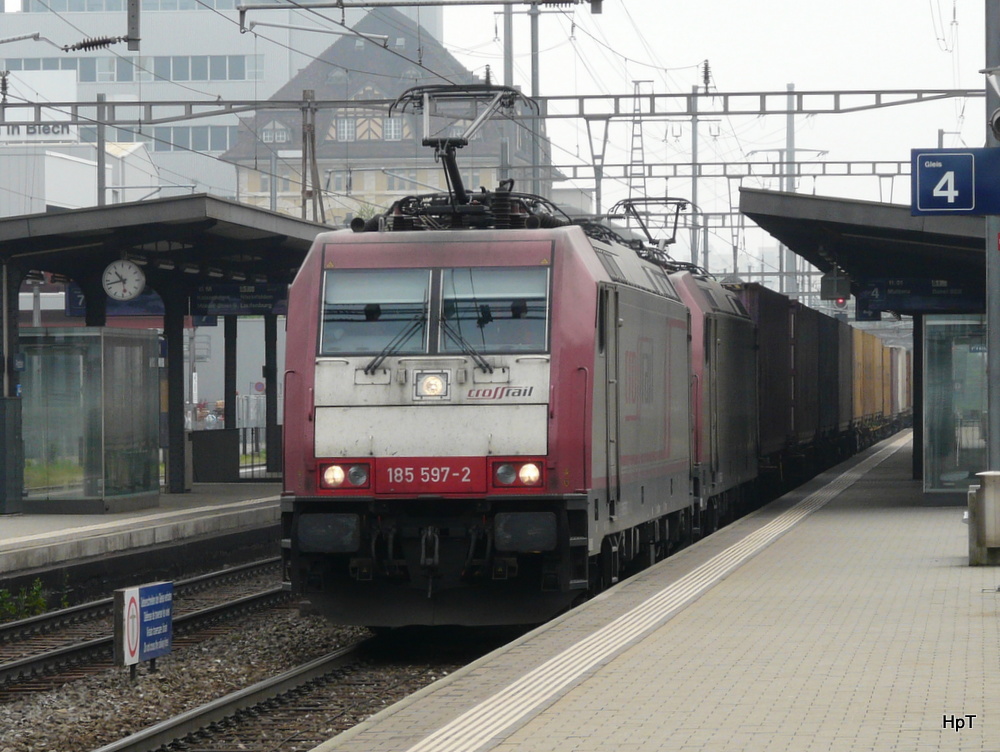 Crossrail - 185 597-2 und 185 602-0 vor Gterzug bei der durchfahrt im Bahnhof Prattelen am 02.05.2013