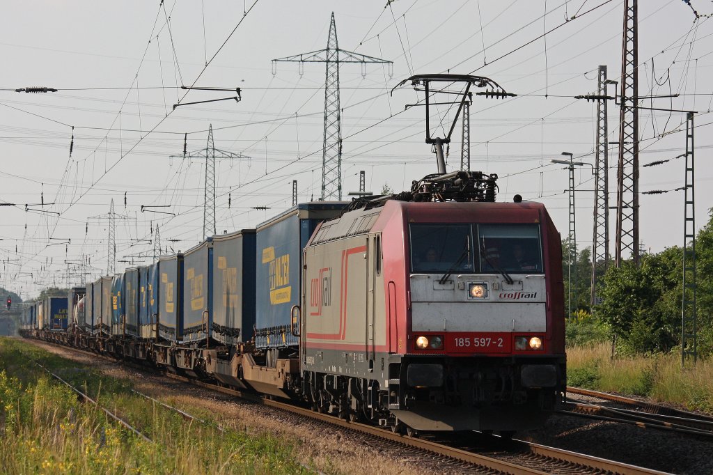 Crossrail 185 597 am 26.6.12 mit einem LKW-Walterzug von Duisburg-Ruhrort nach Domodossola in Ratingen-Lintorf.