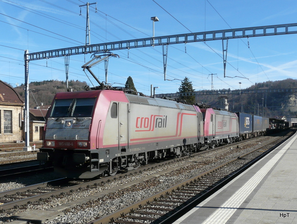Crossrail - 185 600-4 + 185 591-5 vor Gterzug bei der Durchfahrt im Bahnhof Burgdorf am 06.02.2011