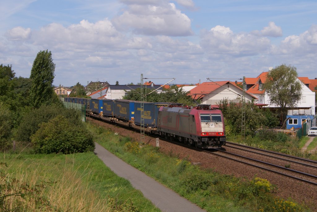Crossrail 185 600-4 mit einem LKW-Walter Zug in Nauheim bei Gro� Gerau am 10.08.2011 