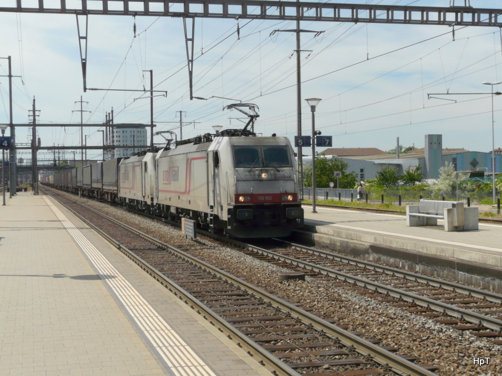 Crossrail - 186 902-3 und  186 903-1 mit Gterzug bei der durchfahrt im Bahnhof Prattelen am 25.05.2012