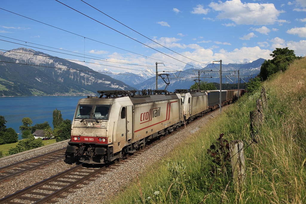 Crossrail 186 903 + 186 ... zwischen Spiez und Thun bei Einigen am Thuner See, 15.06.2012.