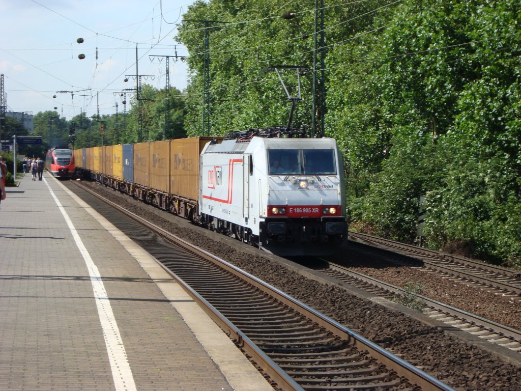 Crossrail 186 905 XR komt mit containerzug von muizen nach brindsi am 31-07-2009 durch Kln sd gen sden.