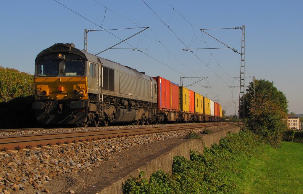 Crossrail Benelux DE 6307 (266 102-3 D-DLC) mit dem DGS 43558 von Germersheim nach Antwerpen-DS Berendrecht (B), bei Erbach (Rheingau); 10.10.2010