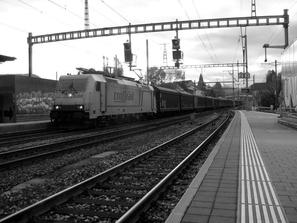 Crossrail BR 185 580 mit GZ in Liestal am 26.10.2009