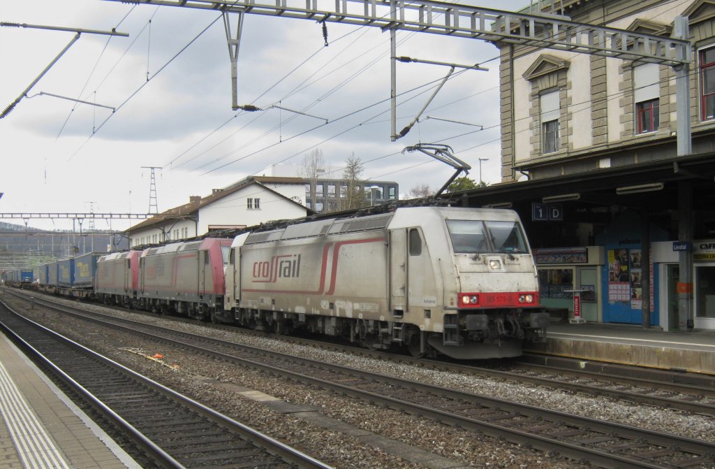 Crossrail BR 185 Dreifachtraktion, 185 579+599+602, mit einem Gterzug bei Durchfahrt in Liestal, 05.03.2012.