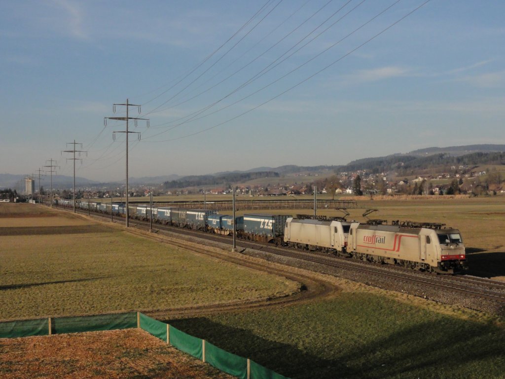Crossrail hat den T.T.S.-Zug der SBB Cargo weggeschnappt, deshalb sind nun zwei BR 185 die Zugloks und nicht mehr eine Re 10/10, Kiesen, 05.02.2011