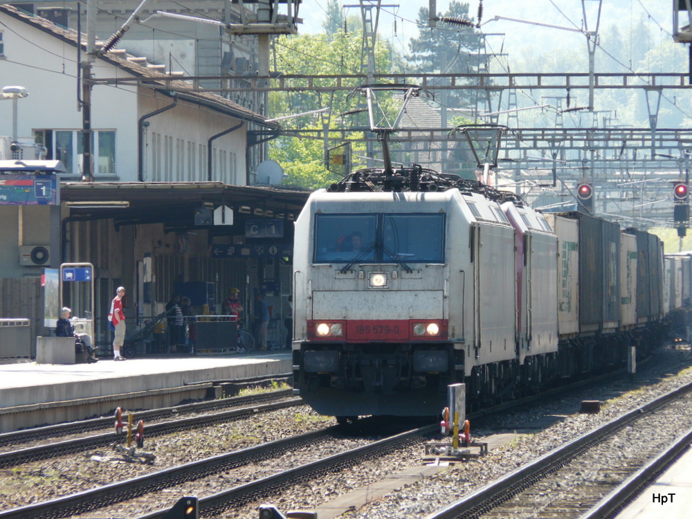 Crossrail - Lok 185 579-0 zusammen mit Lok 185 599-8 vor einem Gterzug bei der Durchfahrt im Bahnhof Liestal am 24.05.2010