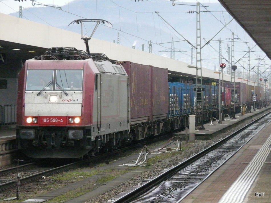 crossrail - Lok 185 596-4 vor Gterzug bei der Durchfahrt im Bahnhof Basel Bad am 22.11.2009