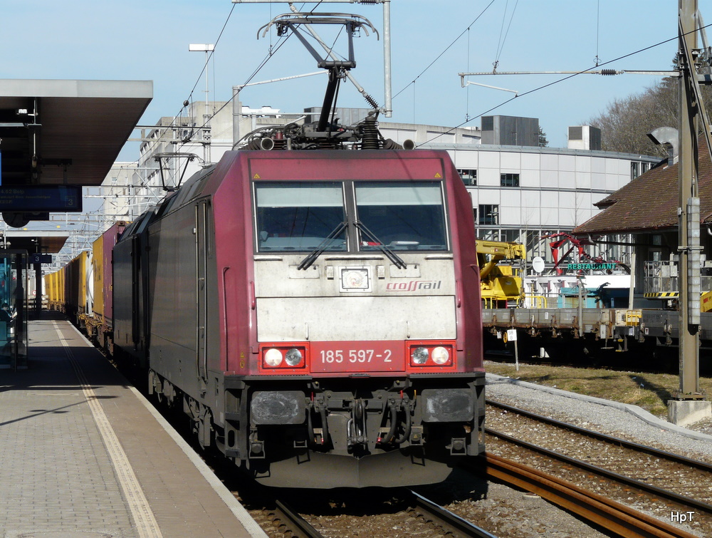 Crossrail - Lok 185 597-2 mit 185 ... bei der Durchfahrt im Bahnhof von Zollikofen am 11.02.2011