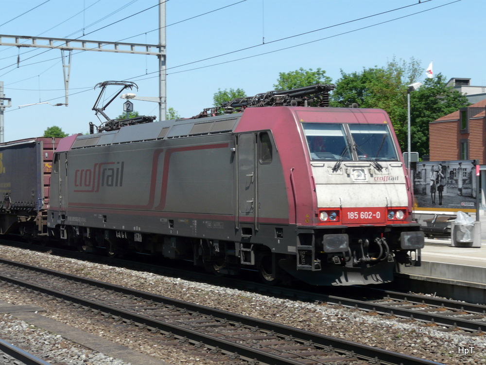 Crossrail - Lok 185 602-0 vor einem Gterzug bei der Durchfahrt im Bahnhof Liestal am 24.05.2010