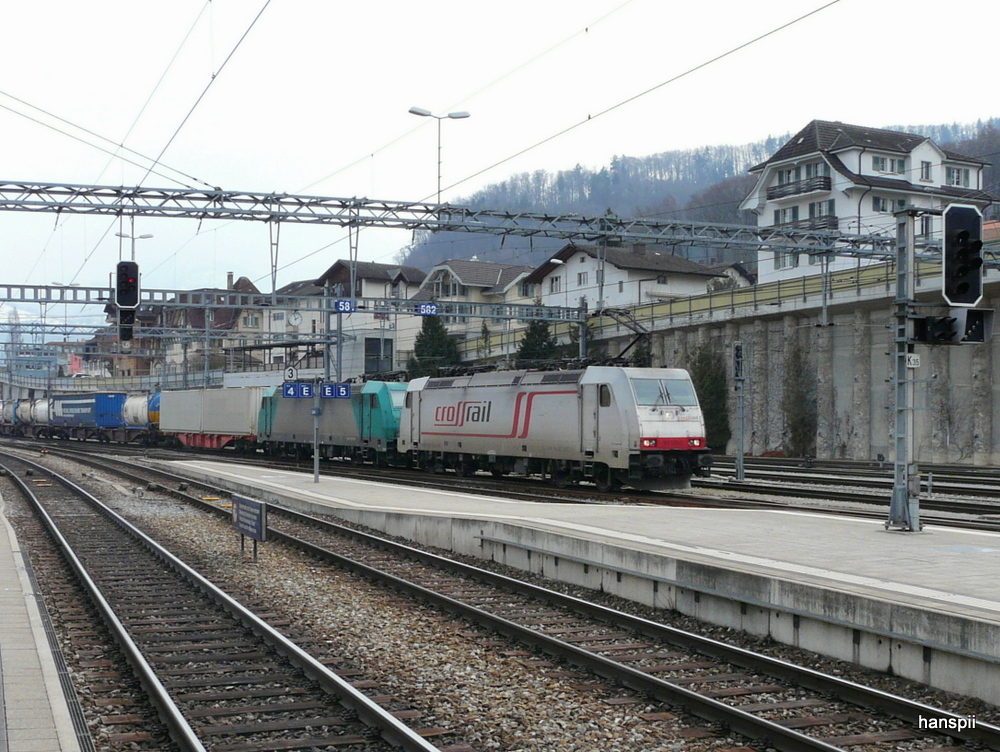 Crossrail - Loks 185 578-2 und 185 ... vor Gterzug bei der einfahrt in den Bahnhof Spiez am 23.03.2013