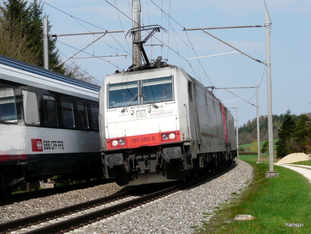 Crossrail - Lok`s 185 580-0 und  185 ... vor Gterzug Kreuzung mit RE unterwegs bei Lyssach Richtung Bern am 18.04.2013