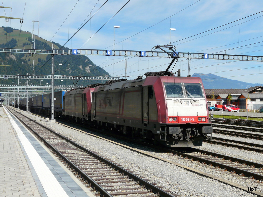 Crossrail - Loks 185 591-5 mit 185 592-3 in Frutigen vor Gterzug am warten am 17.09.2012