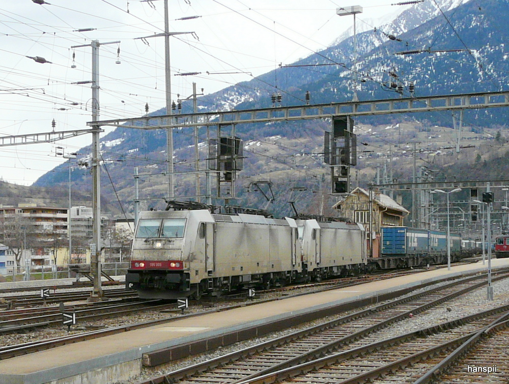 Crossrail - Loks 186 906-4 und 186 907-2 vor Gterzug bei der ausfahrt aus dem Bahnhof Brig am 24.03.2013