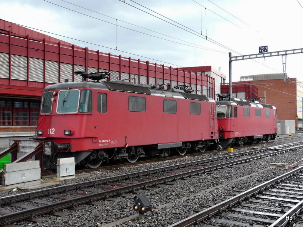 Crossrail - Loks 436 1121-7 und  436 115-0 abgestellt im Bahnhofsareal von Thun am 21.03.2010