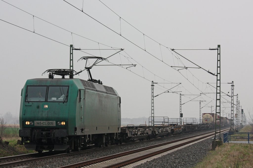 Crossrail Mietlok 145-CL 005 am 17.3.12 mit einem fast leeren Containerzug bei der Durchfahrt durch Neuss-Allerheiligen.
Gru an den Tf!