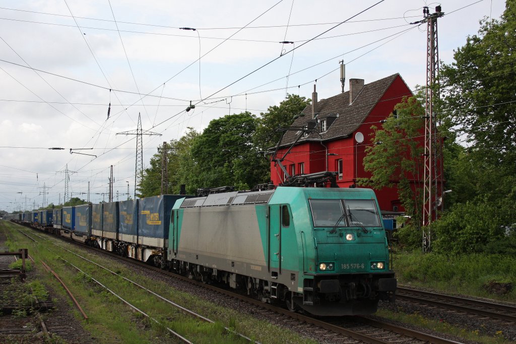 Crossrail Mietlok 185 576 am 15.5.12 mit einem LKW Walter KLV in Ratingen-Lintorf.