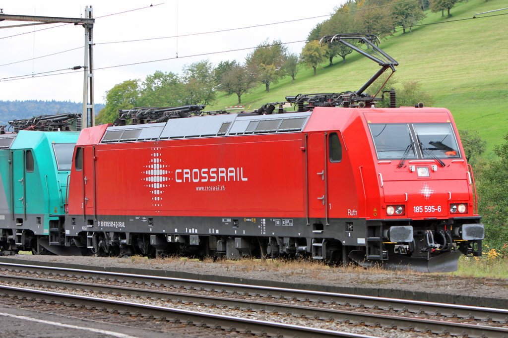 Crossrail in neuem Kleid , 185 595 - am Bzberg zusammen mit 185 576 - auf dem Weg nach Brugg/AG 28.9.2010 