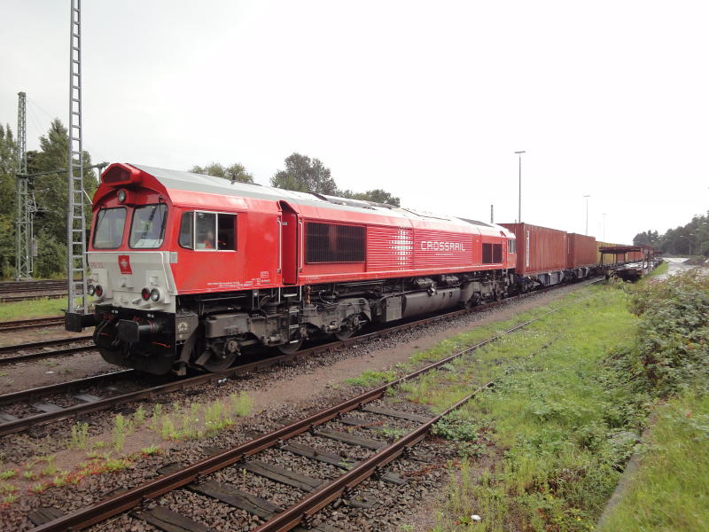Crossrail PB 03 mit neuer Lackierung wartet in Germersheim mit ihrem Containerzug nach Antwerpen auf das Ausfahrtssignal am 02.09.2010
