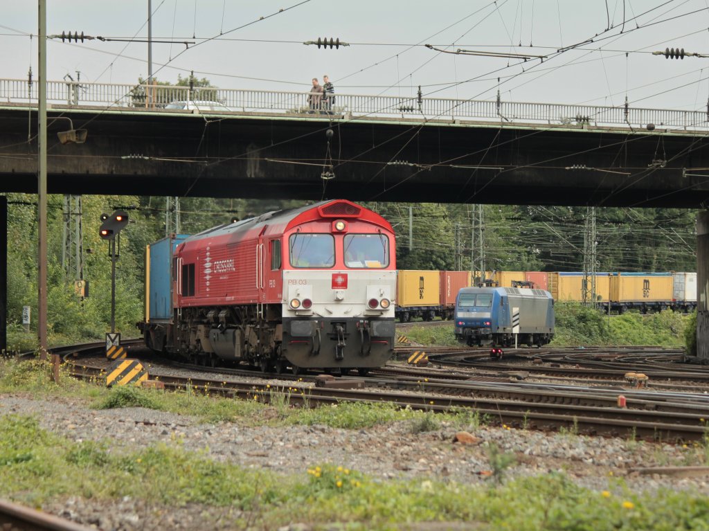 Crossrail PB03 rollt am 30.08.2011 mit einem langen Containerzug die letzten Meter der Rampe von Belgien nach Aachen West. Rechts im Hintergrund wartet 145-CL 203 von Crossrail, sie bernimmt den Containerzug und zieht kurze Zeit spter ihn Richtung Kln.