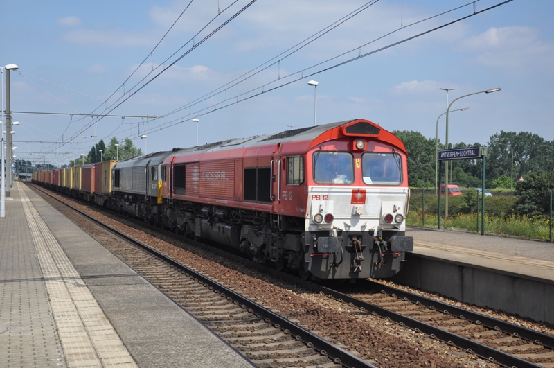 Crossrail PB12 und DE 6307 mit Containerzug in Bahnhof Antwerpen-Luchtbal am 11/08/2012