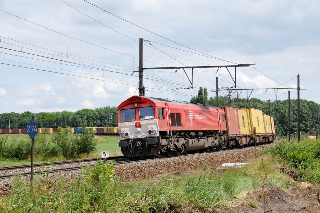 Crossrail PB13 erwischte ich bei einer der seltenen sonnigen Phasen mit einem langen Containerzug. Aufgenommen am 02/07/2011 an der Schleife bei Ekeren.