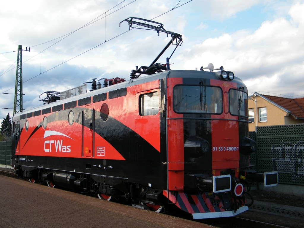 CRW. a.s. Slovakei 430 009-7 wartem auf Bahnhof Vecss, um nach Slovakei (aus Rumnien aus Craiova) weiterfahren zu knnen, am 12. 04. 2012. 