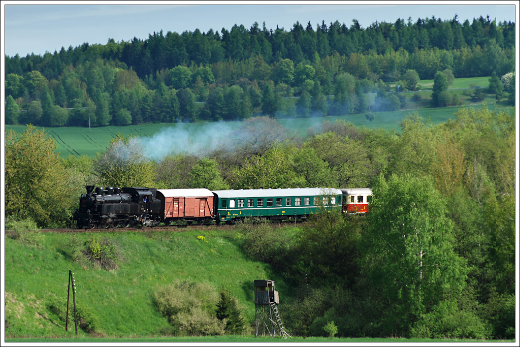 CSD 354.195 mit ihrem Sonderzug Sp 19770 von Prag nach Lun am 12.5.2013 aufgenommen kurz nach der Ausfahrt aus Nov Straec.