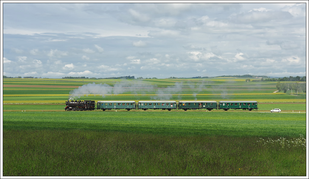 CSD 433.001 mit ihrem Sonderzug R 16980 von Znaim nach Drosendorf am 1.6.2013 kurz nach der Ausfahrt aus Langau aufgenommen. Den Golf I GTI habe ich jetzt absichtlich nicht aus dem Bild genommen ;-)