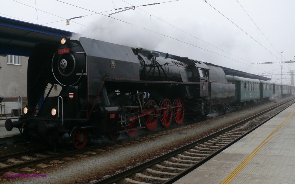 CSD-475.101   (2'D1'h2, Skoda 1947) mit Sonderzug Brno-Breclav-Lednice zur Feier 110 Jahre Bahn Lednice-Breclav (Eisgrub-Lundenburg) in Sdmhren.

2011-11-17 Breclav (Lundenburg)