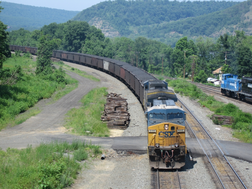 CSX 5115 (AC44CW) kommt 28/5/2006 mit Kohlenwagen in Enola Pennsylvania Rangierbahnhof an.