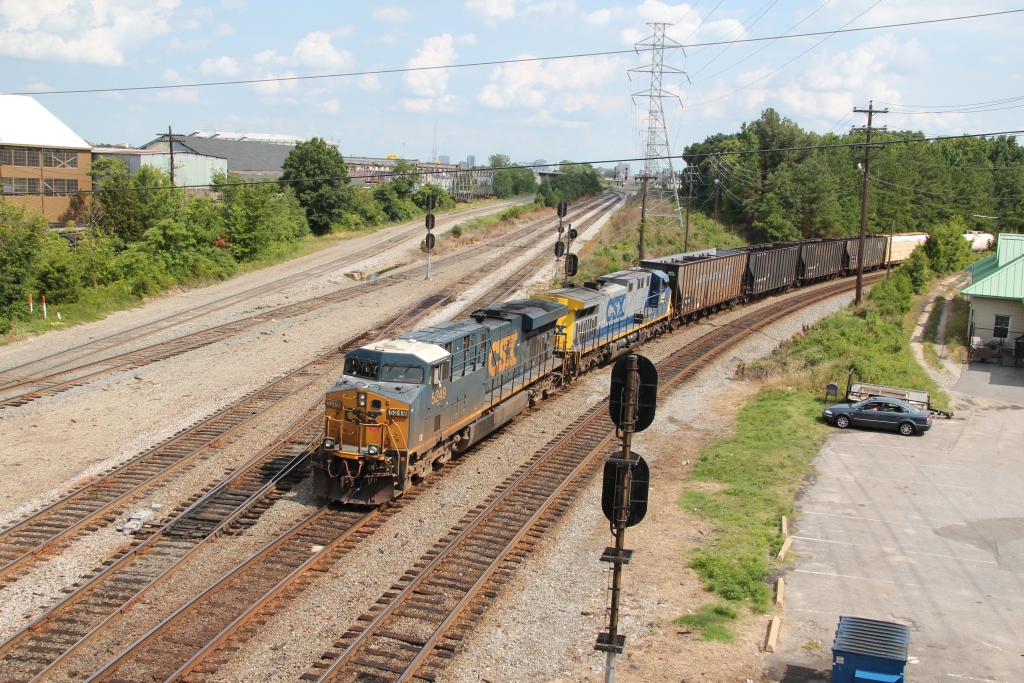 CSX #5249 (ES40DC) mit einem Zug, Acca Rangierbahnhof (Richmond Virginia) am 17/7/2011.