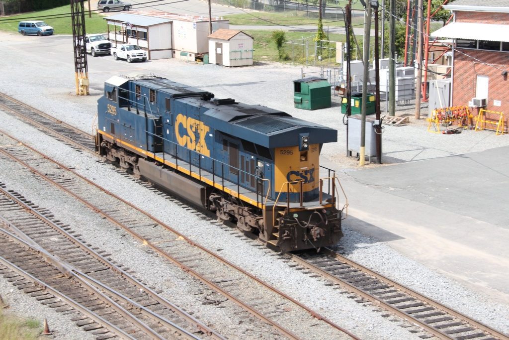 CSX #5295 (ES40DC) steht 17/7/2011 in Richmond Virginia Acca Rangierbahnhof.