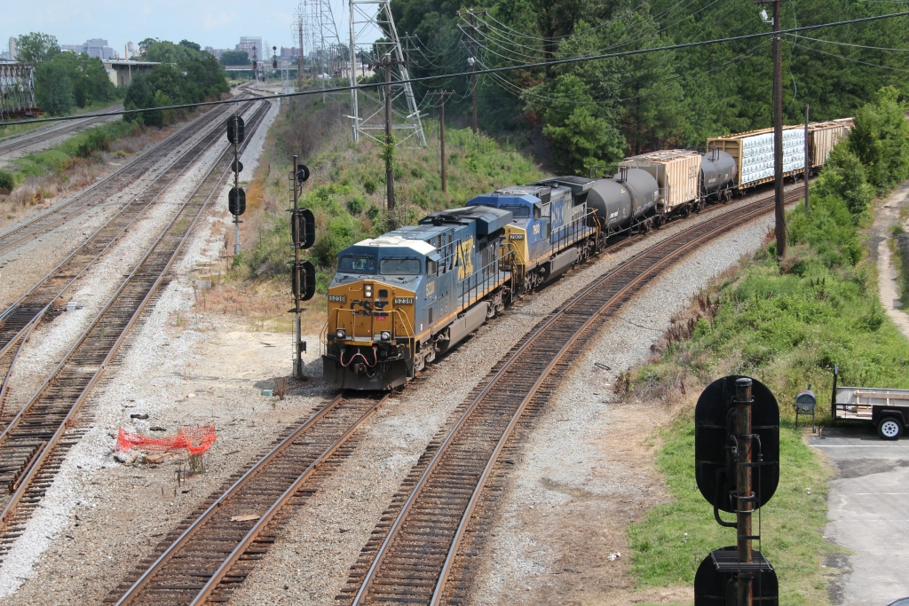 CSX ES-40DC #5238 fhrt am 17/7/2011 mit einem Zug Acca Rangierbahnhof in Richmond Virginia ein.