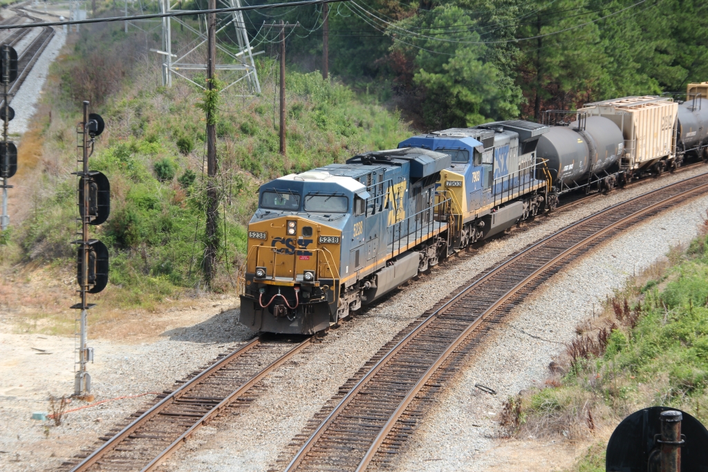 CSX ES-40DC #5238 fhrt am 17/7/2011 mit einem Zug Acca Rangierbahnhof in Richmond Virginia ein.