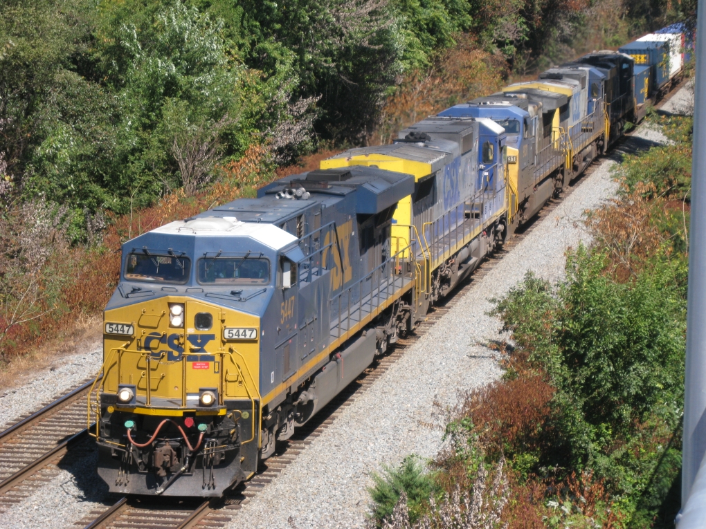 CSX ES44DC #5447 fhrt am 5.9.2010 einem Zug durch Woodbridge Virginia.