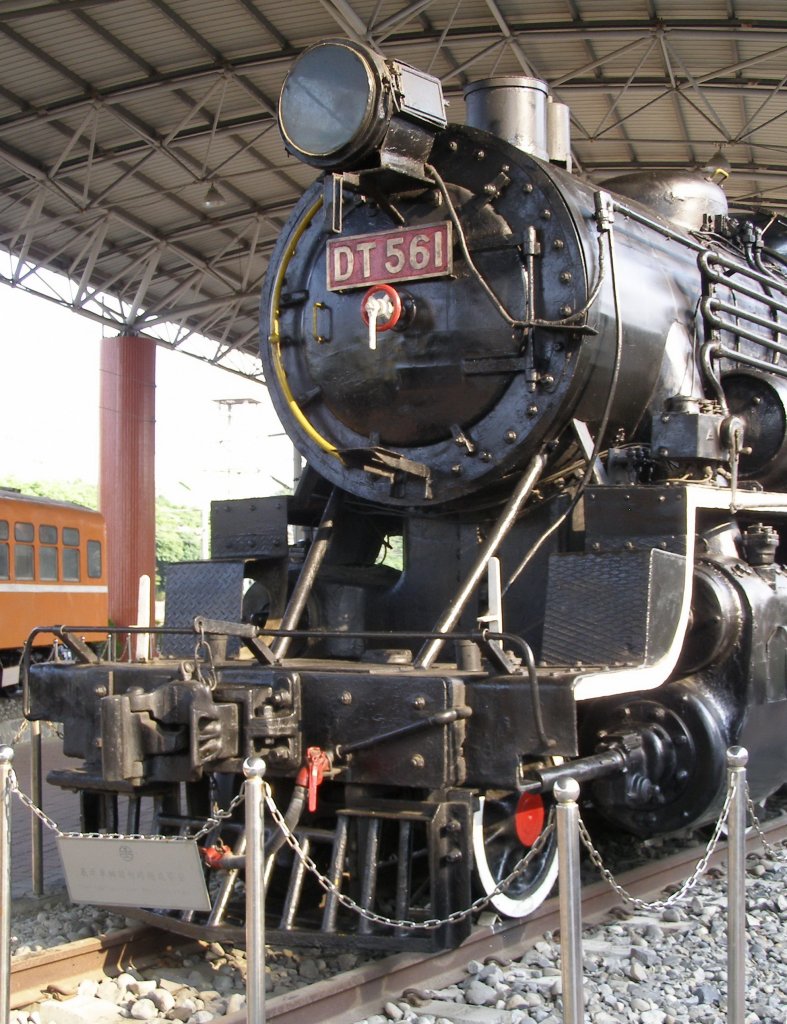 CT152 2-8-0 Dampflokomotive Standort: MiaoLi Eisenbahn-Museum / Taiwan (30.05.2009) 2434’02.60  N, 12049’19.51  E. Diese Lokomotive ist in einem guten Museums-Zustand. Ist jedoch nicht mehr fahrbereit.