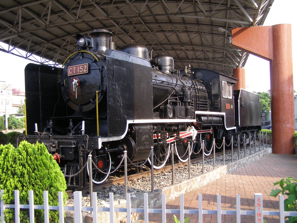 CT152 4-6-2 Dampflokomotive Standort:  MiaoLi Eisenbahn-Museum / Taiwan (30.05.2009) 2434’02.60  N, 12049’19.51  E.
Diese Lokomotive ist in einem guten Museums-Zustand. Ist jedoch nicht mehr fahrbereit.