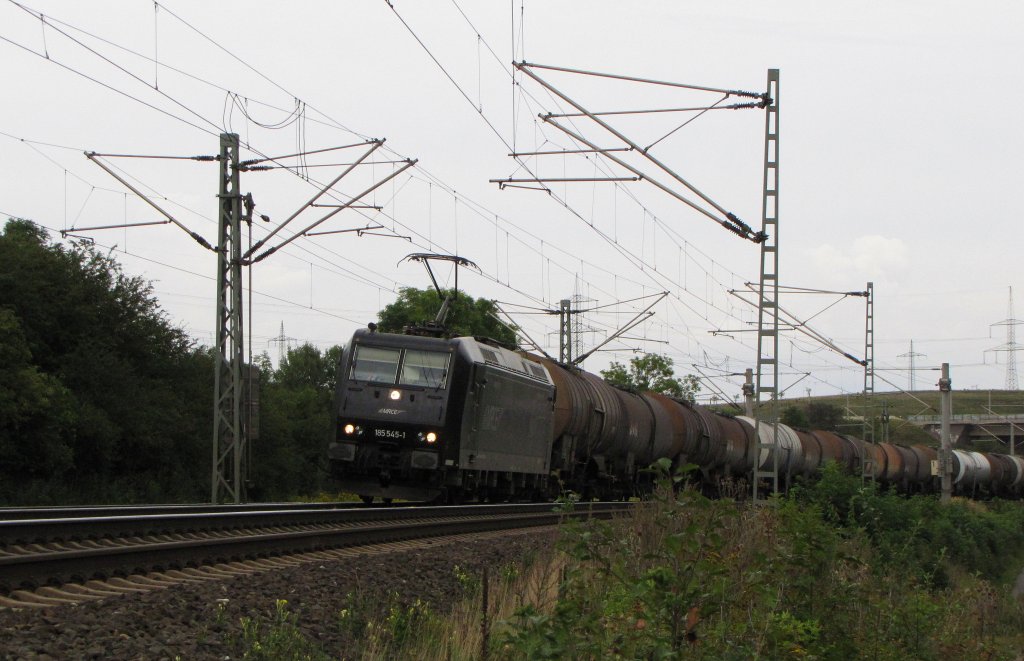 CTL 185 545-1 mit Kesselwagen Richtung Eisenach, am 31.08.2012 bei Ingersleben.